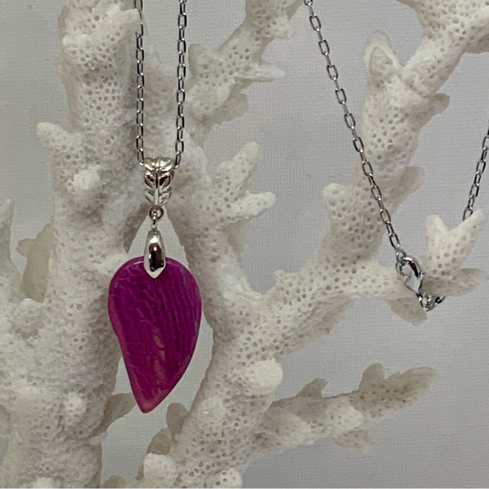 NOT FOR SALE 🎁 Gifted🎁 Dainty Fuchsia Dragon Veins Agate Necklace - Picture 5 of 12